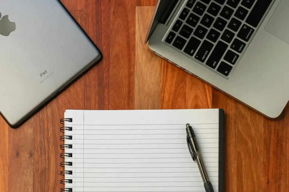 Schwarzer Stift auf einem weißen Notizbuch