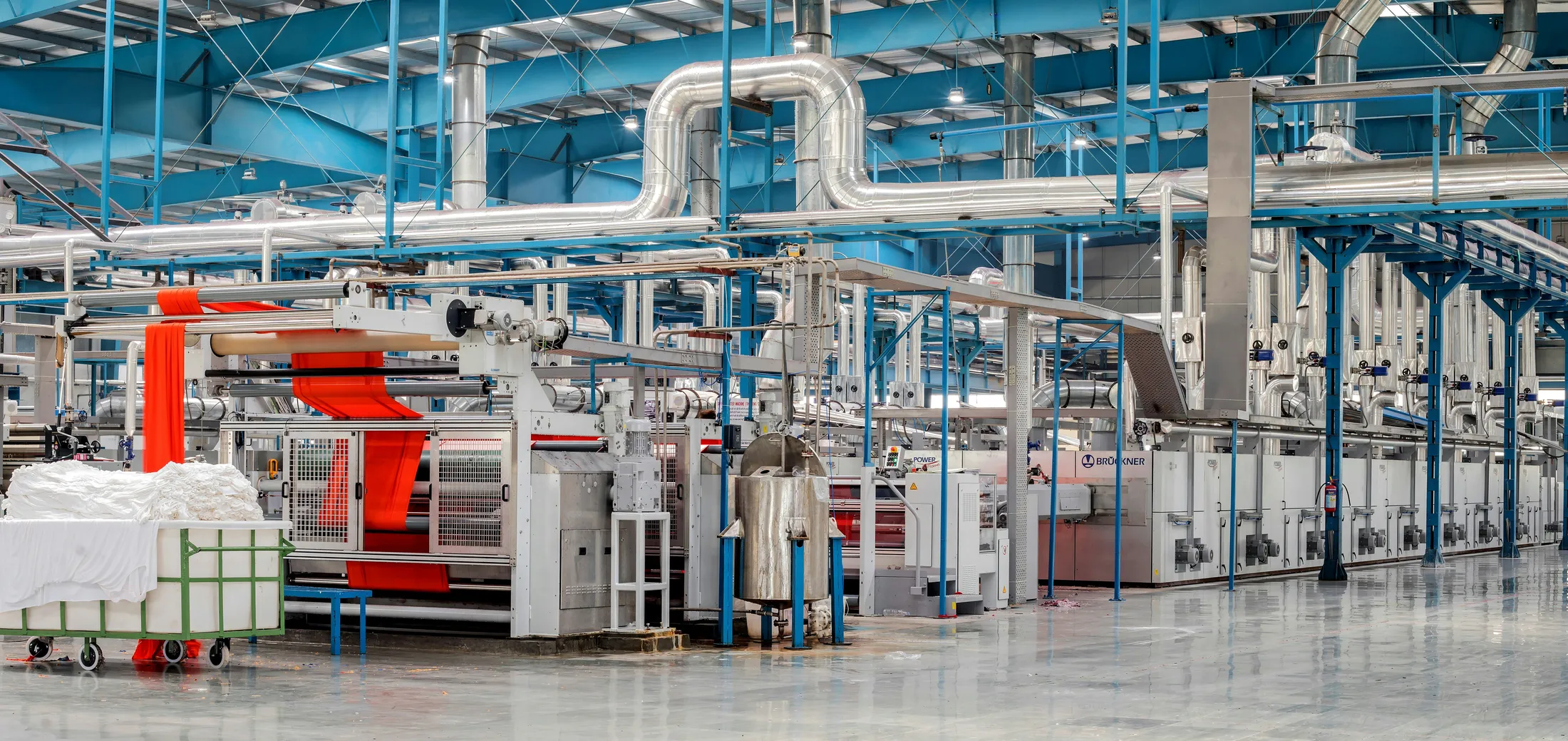 Eine industrielle Produktionsanlage mit Fördertechnik und Maschinen.