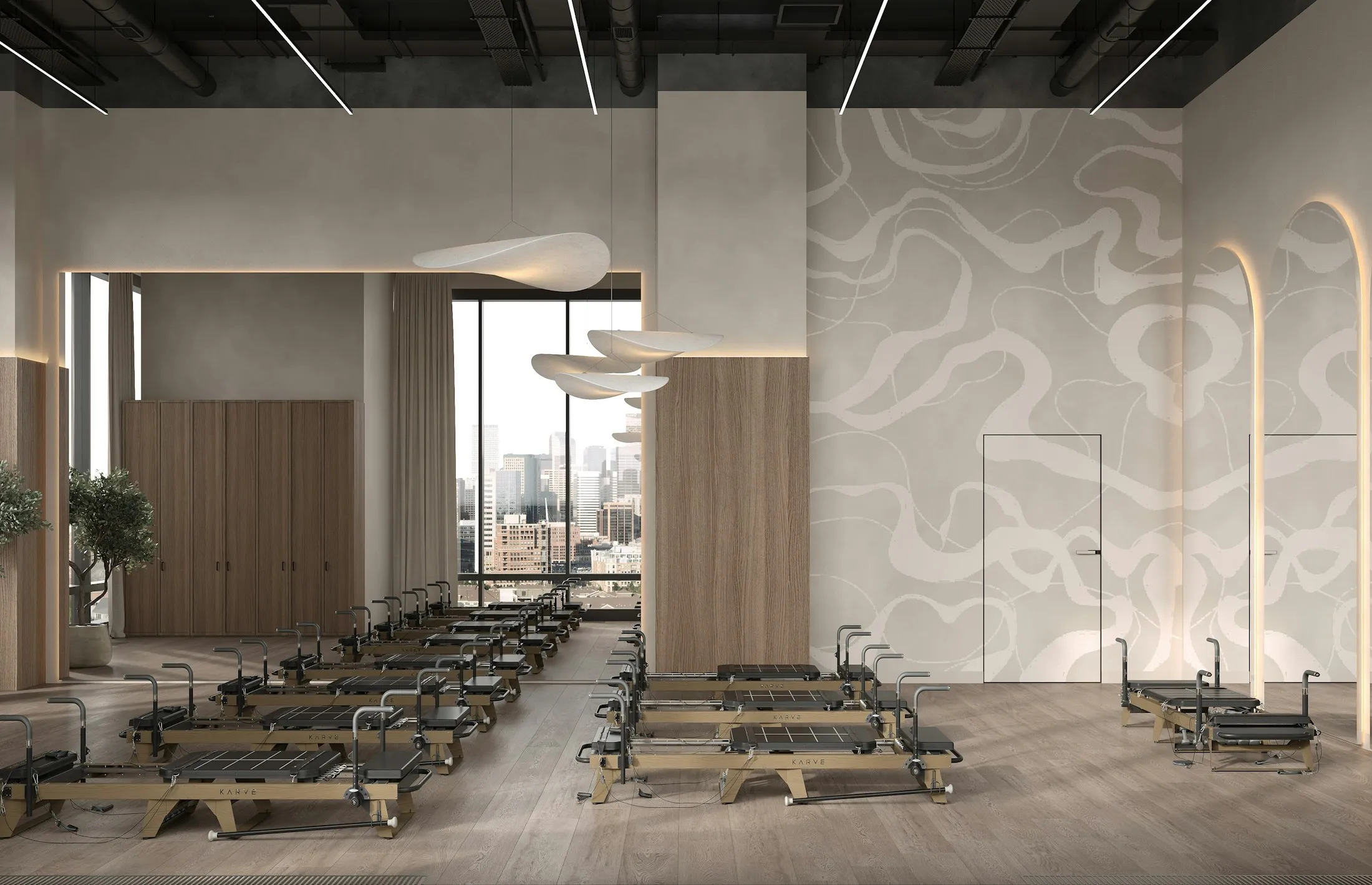 Ein ruhiger Pilates-Raum mit mehreren Reformern.