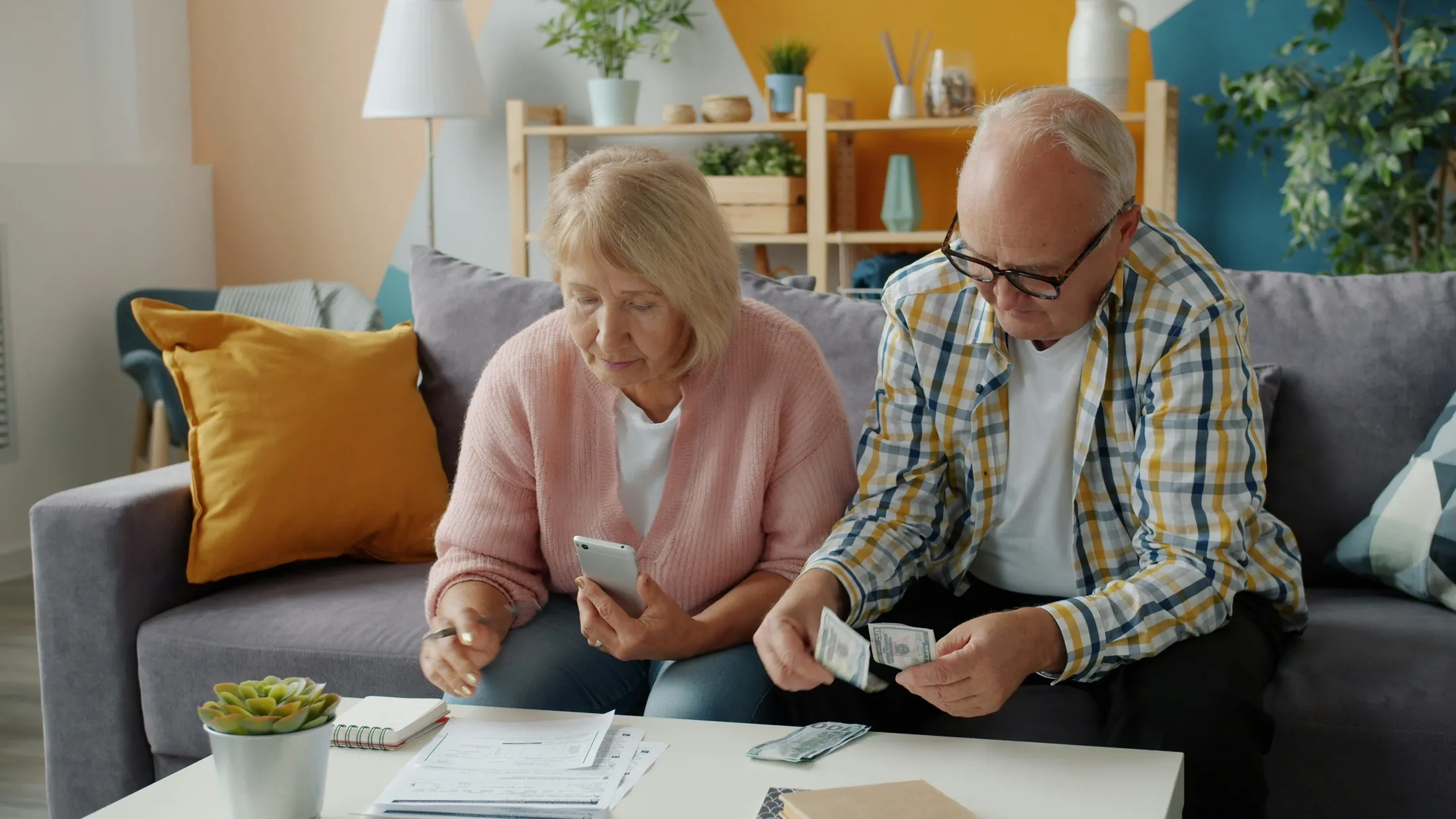 Ein Paar bespricht Unterlagen und Finanzfragen zu Hause.