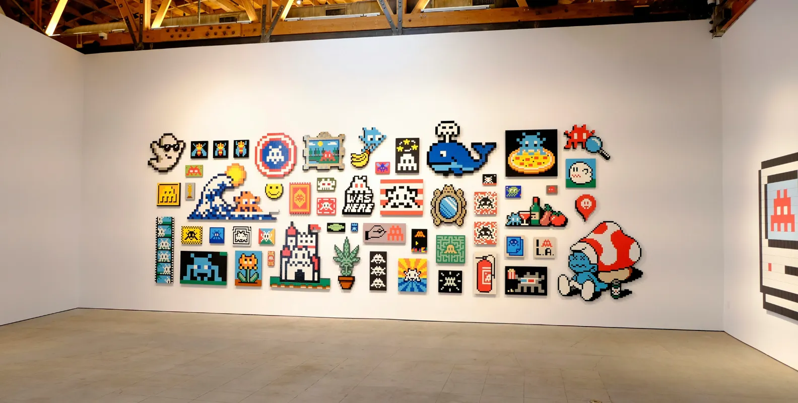 Kunstwerke hängen an den Wänden einer Ausstellung.