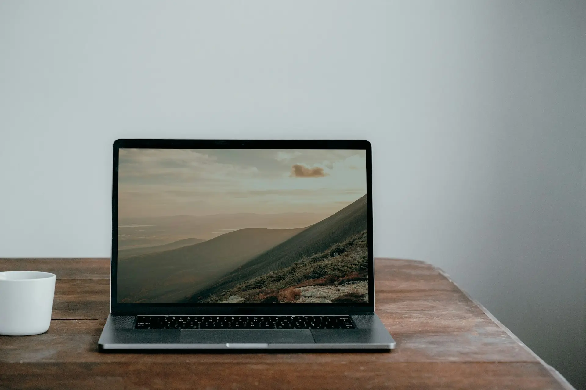 Laptop auf einem Holztisch