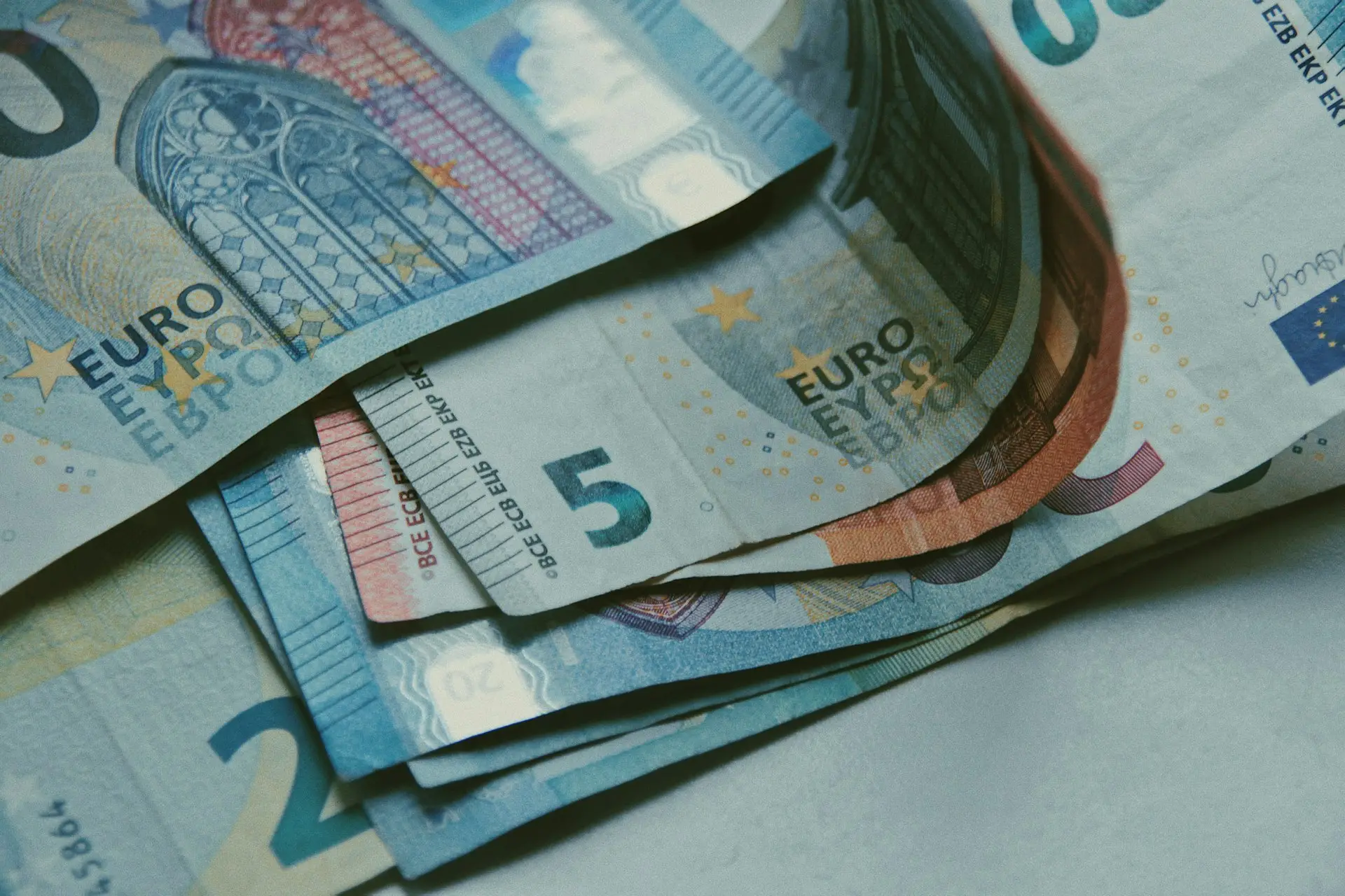 10-Euro-Schein auf einem Holztisch