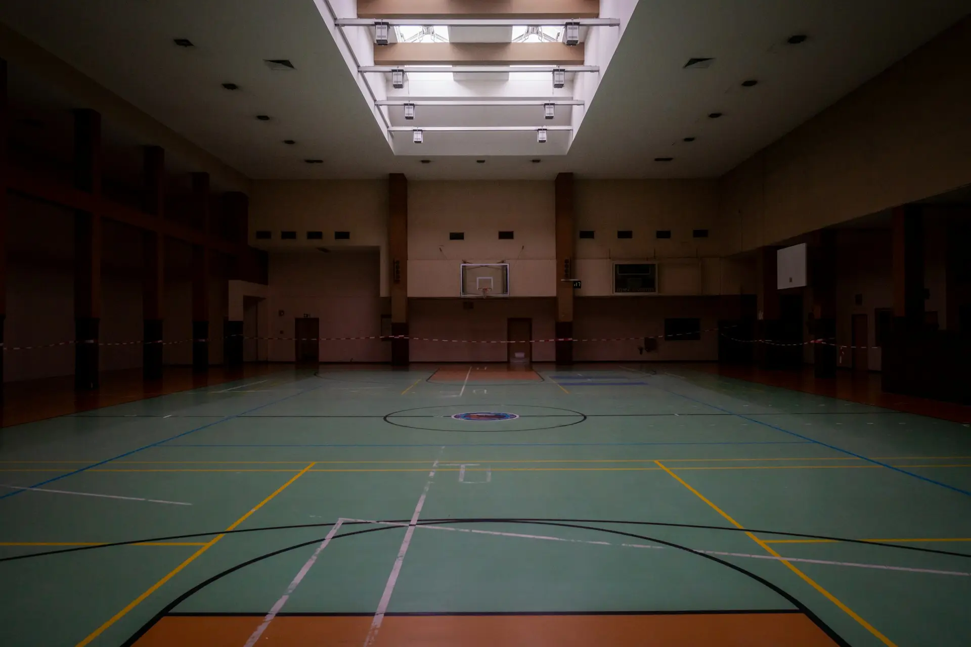 Leerer Basketballplatz in einer Sporthalle