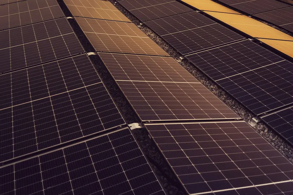 Reihen von Solarmodulen auf einem Dach
