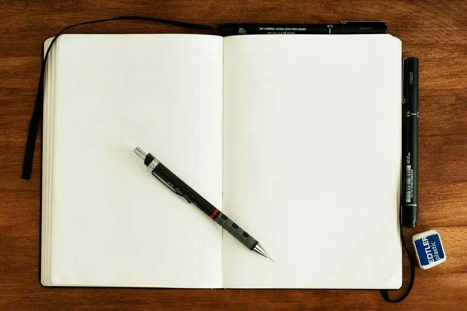 Kugelschreiber auf einem leeren Notizbuch