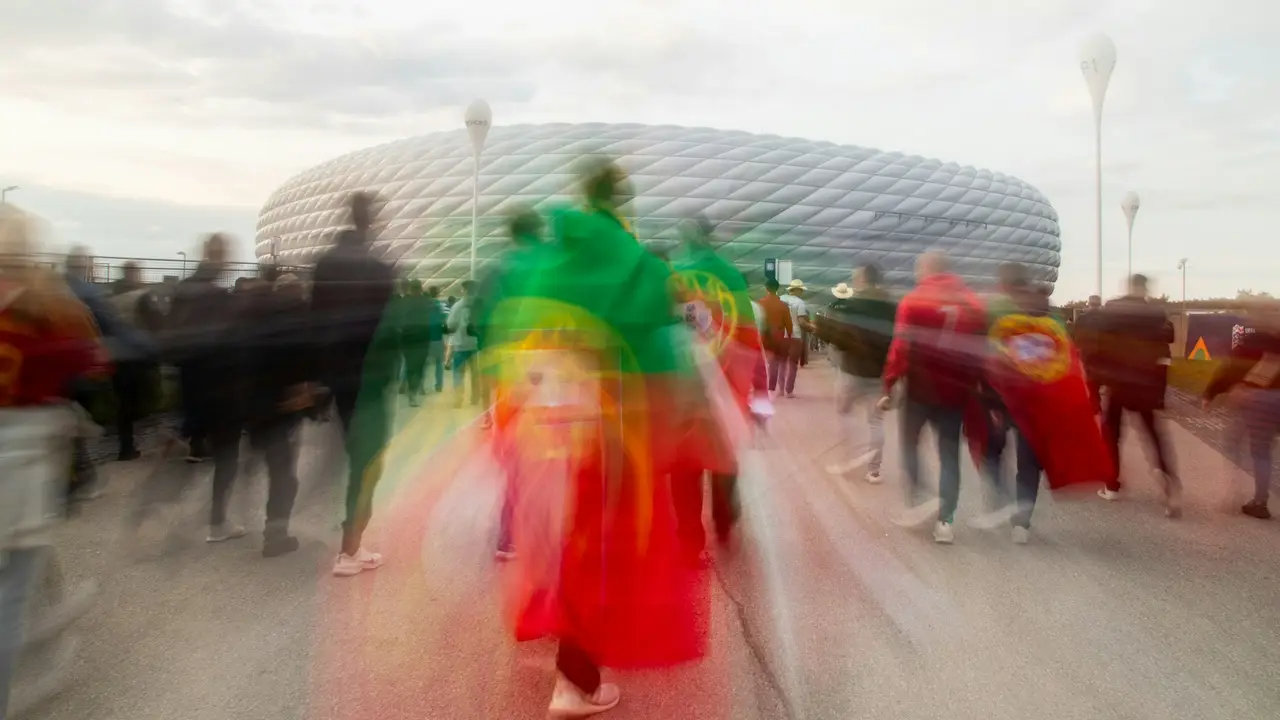 Fans auf dem Weg zu einem Fußballstadion.
