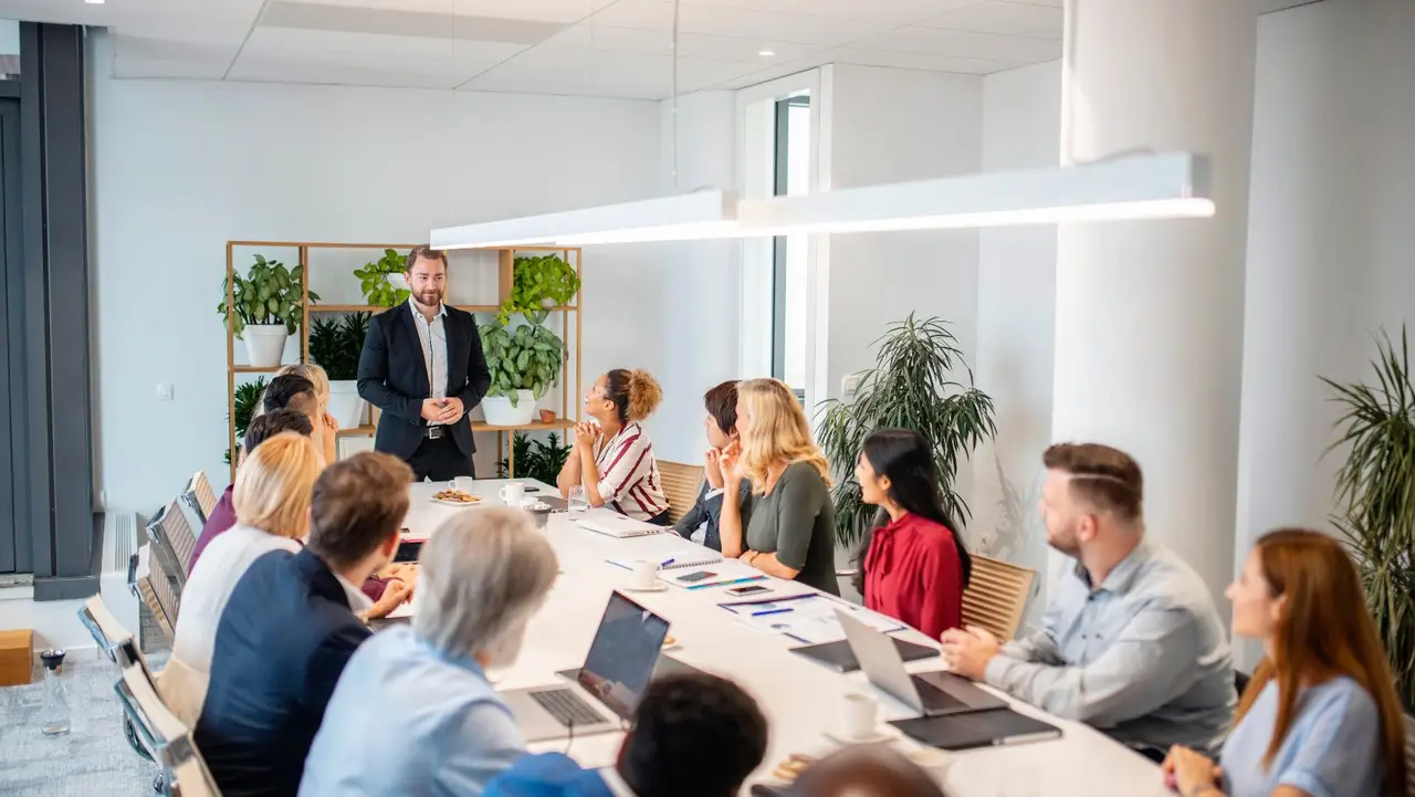 Verbandsmeeting an einem langen Tisch