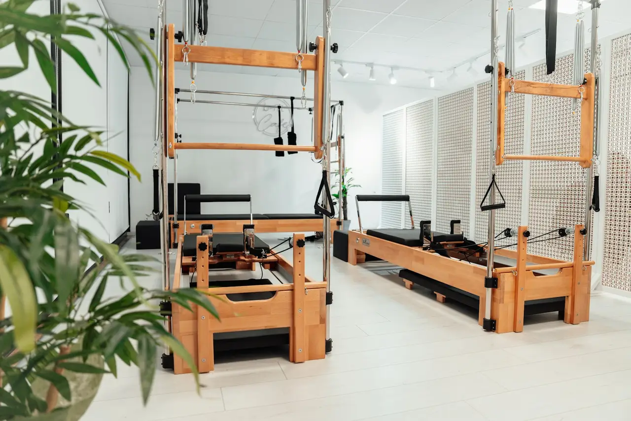 Holzreformer stehen in einem hellen Studio mit Pflanzen.