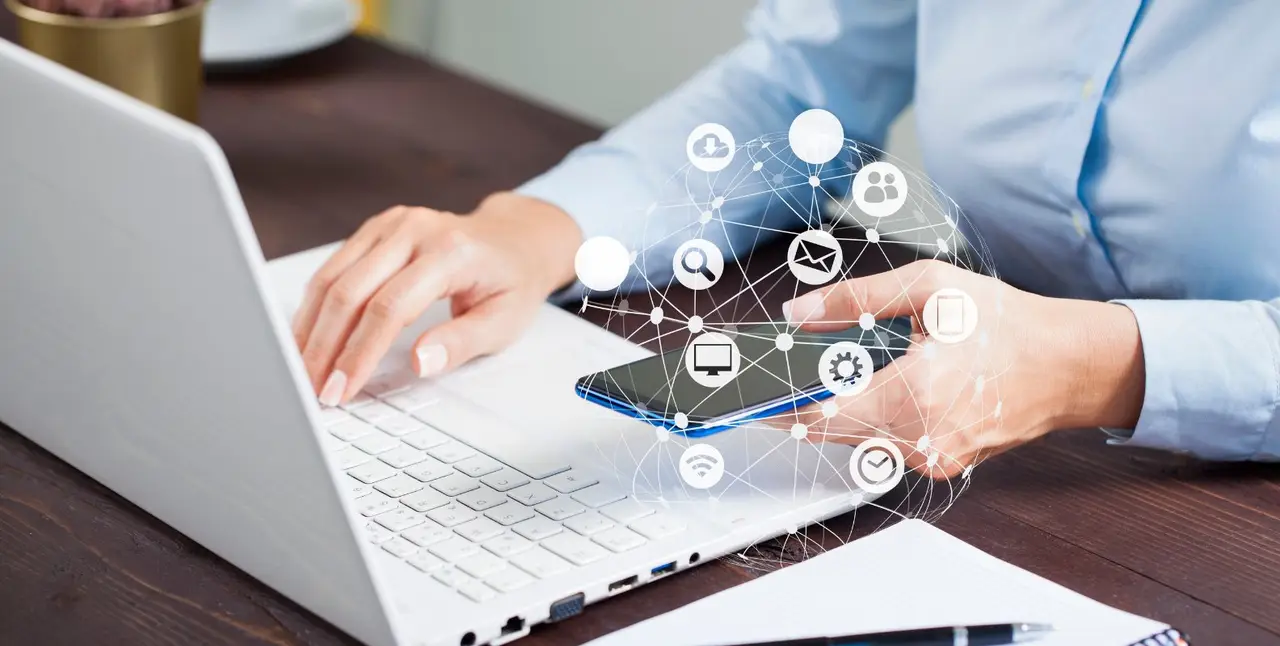 Laptop und Smartphone für professionelle Kommunikation