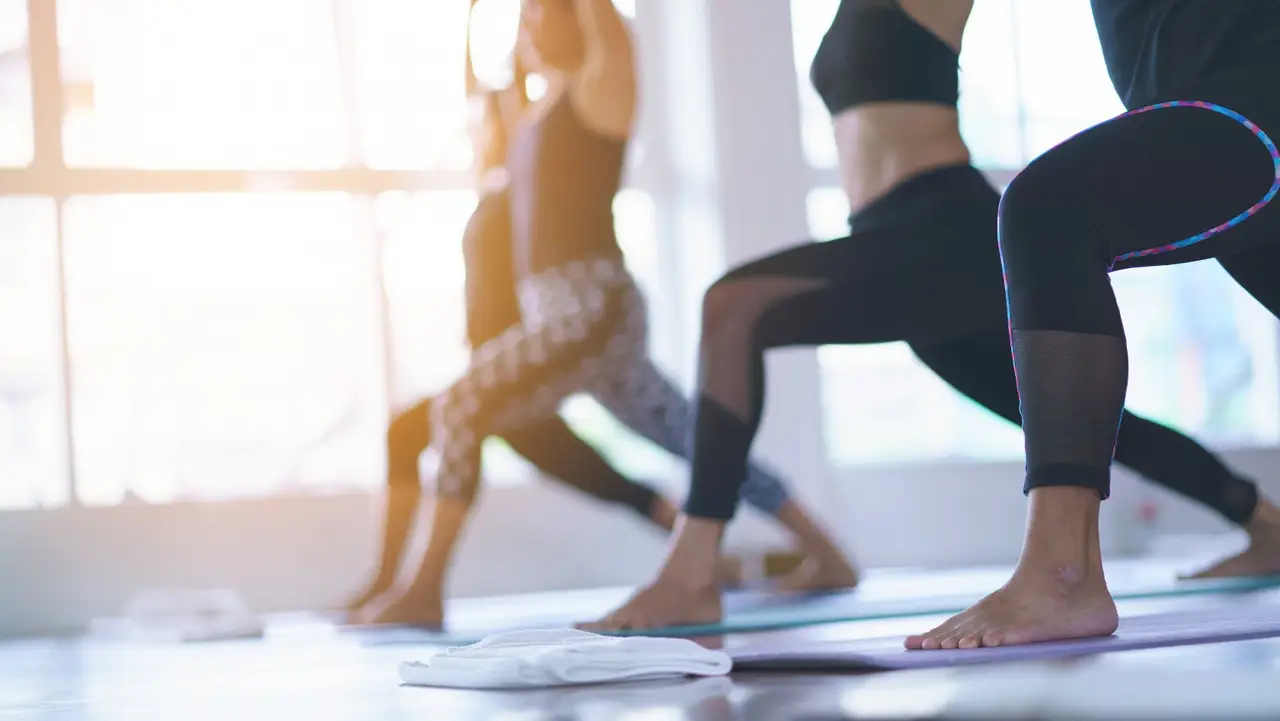 Yoga Teilnehmende im Ausfallschritt