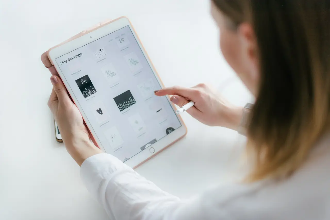 Eine Person blättert auf einem Tablet.