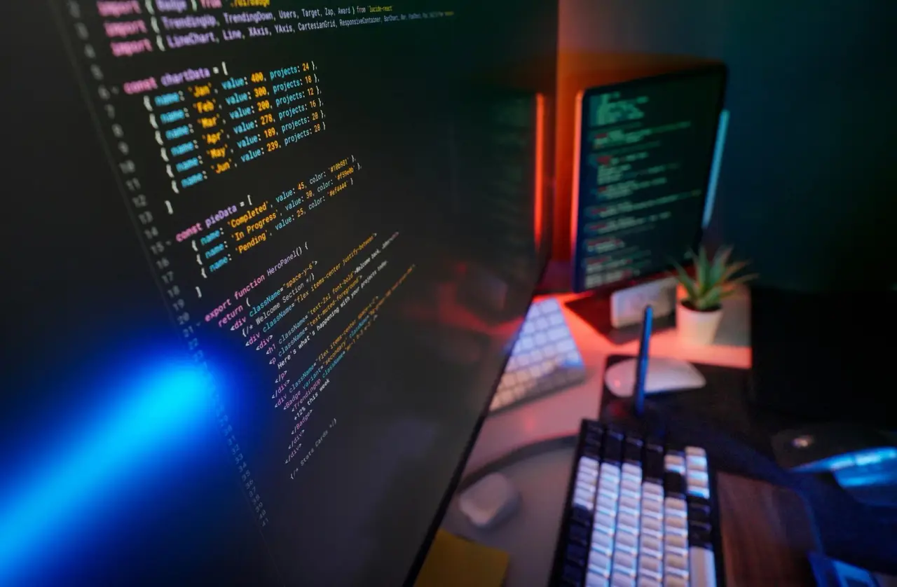 Programmcode auf einem Bildschirm am Arbeitsplatz.