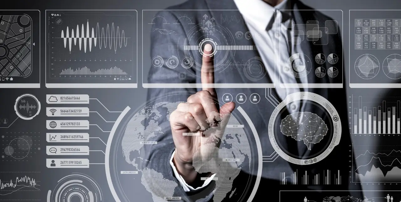 Symbolische Darstellung von Datenanalyse und Bewertung: Ein Geschäftsmann steuert digitale Dashboards mit Kennzahlen, Diagrammen und globalen Datenvisualisierungen.