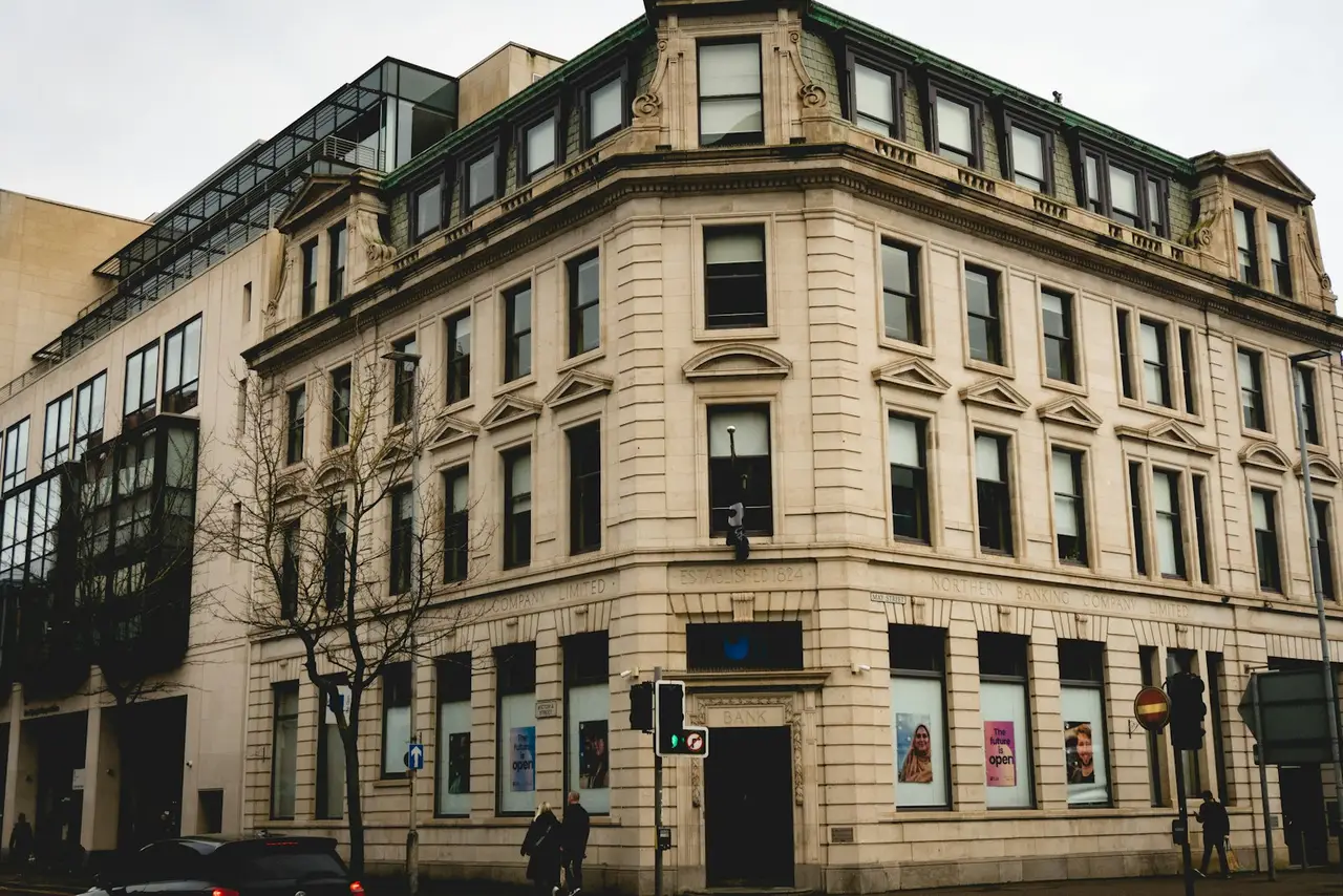 Ein historisches Verwaltungsgebäude an einer Straßenecke.