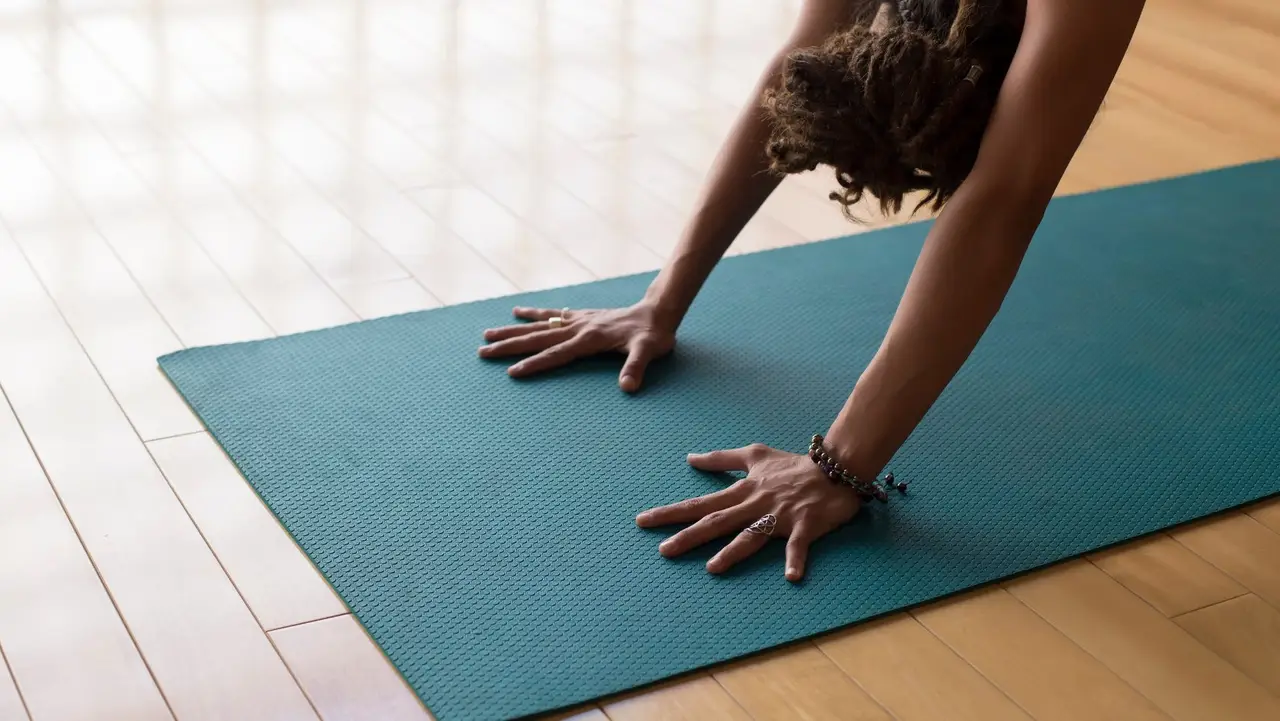 Yoga Lehrerin im nachuntenschauenden Hund