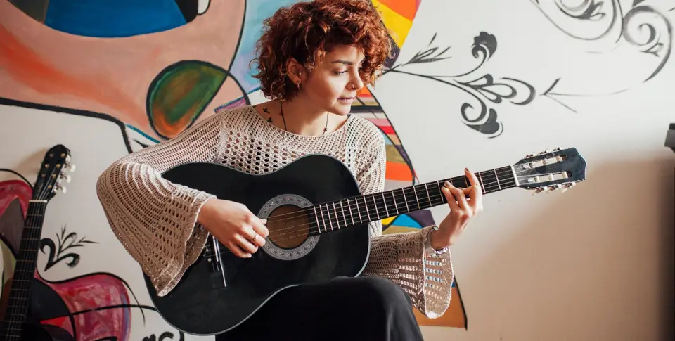 Eine Frau spielt Gitarre