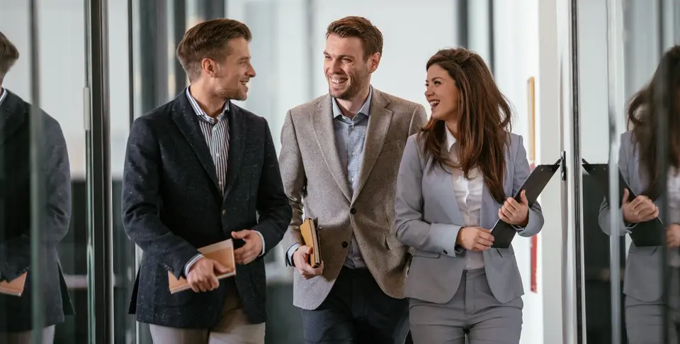 Menschen tauschen sich bei einem Treffen im Büro aus.
