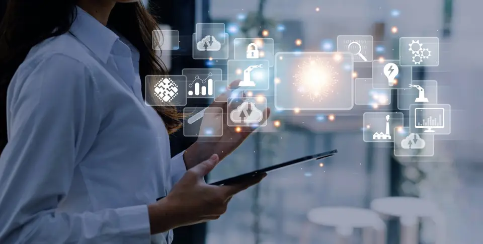Digitale Transparenz, Frau hält ein Tablet