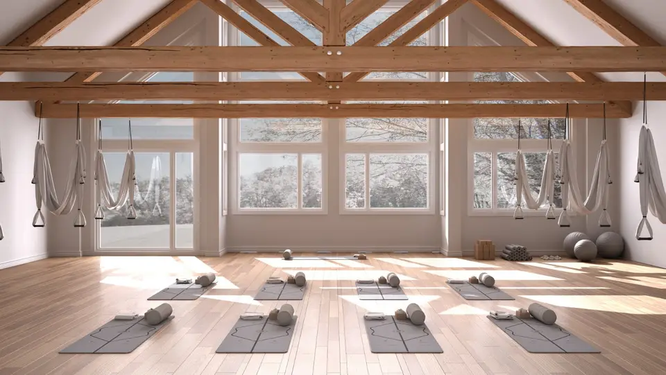 Leeres Yoga Studio mit Matten