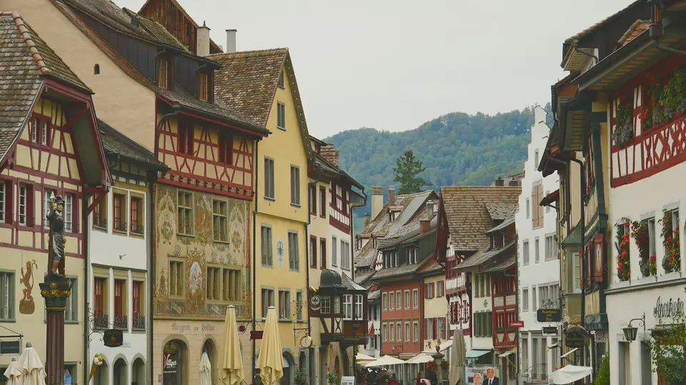 Eine Altstadtgasse mit bunten Fachwerkhäusern.