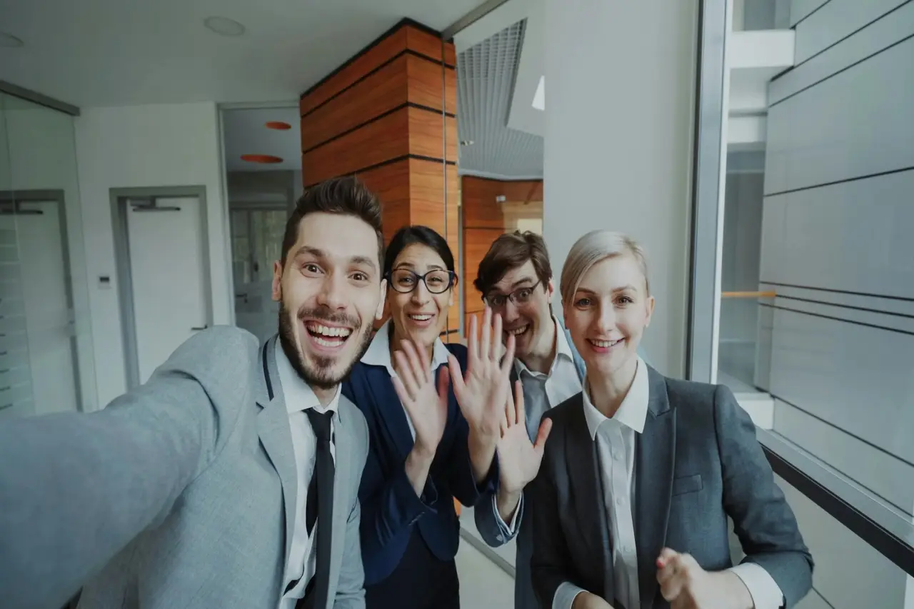 Selfie von lächelnden  jungen Business Personen