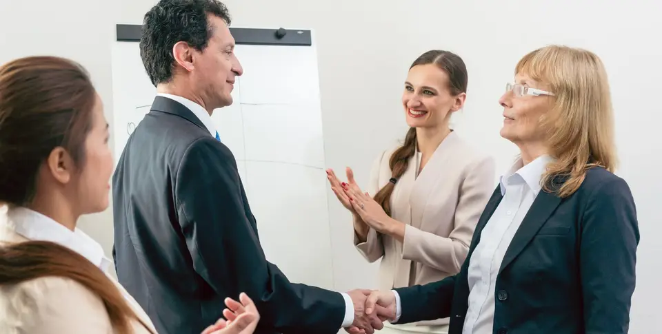 Eine Frau und ein Mann geben sich die Hände