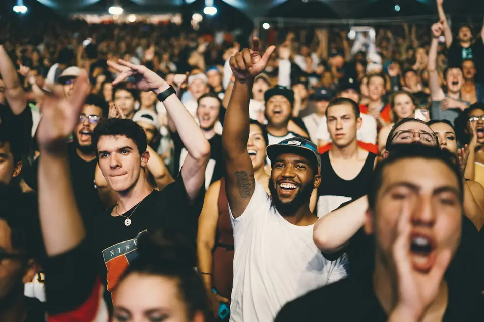 Fans jubeln dicht gedrängt und rufen gemeinsam.