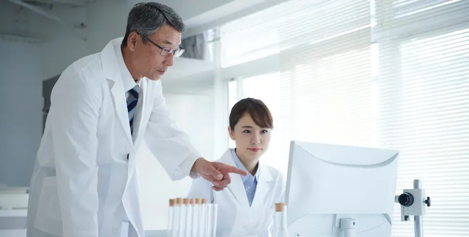 Zwei Wissenschaftler vor einem PC