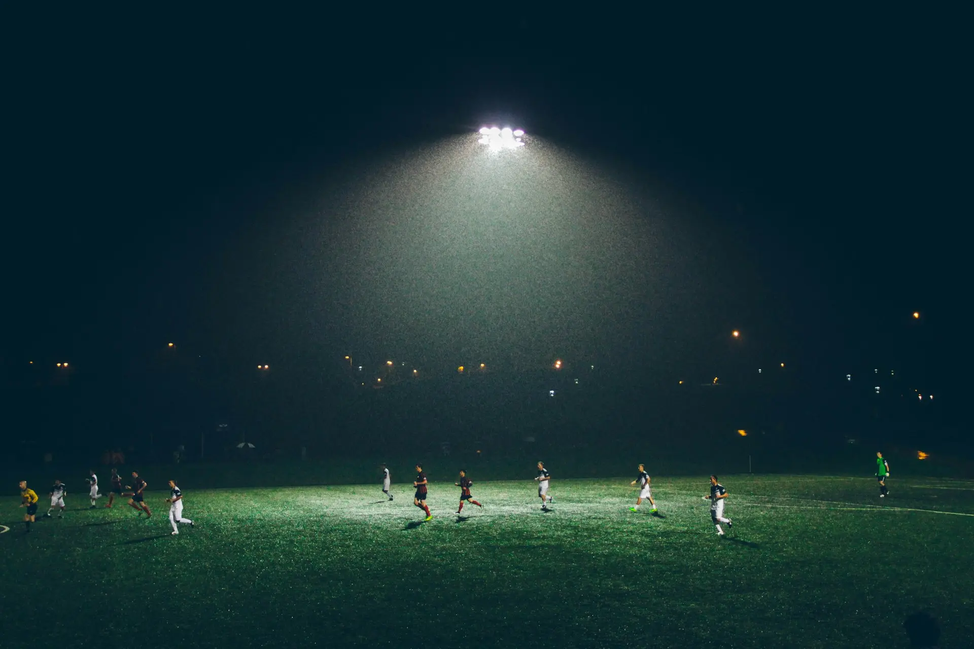 Amateurfußballspiel auf einem Rasenplatz