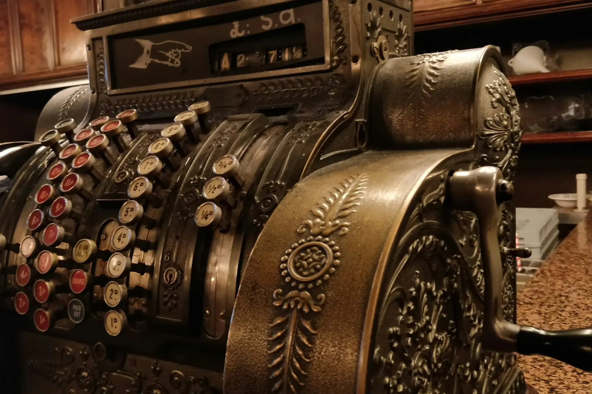 Verzierte historische Registrierkasse mit runden Tasten