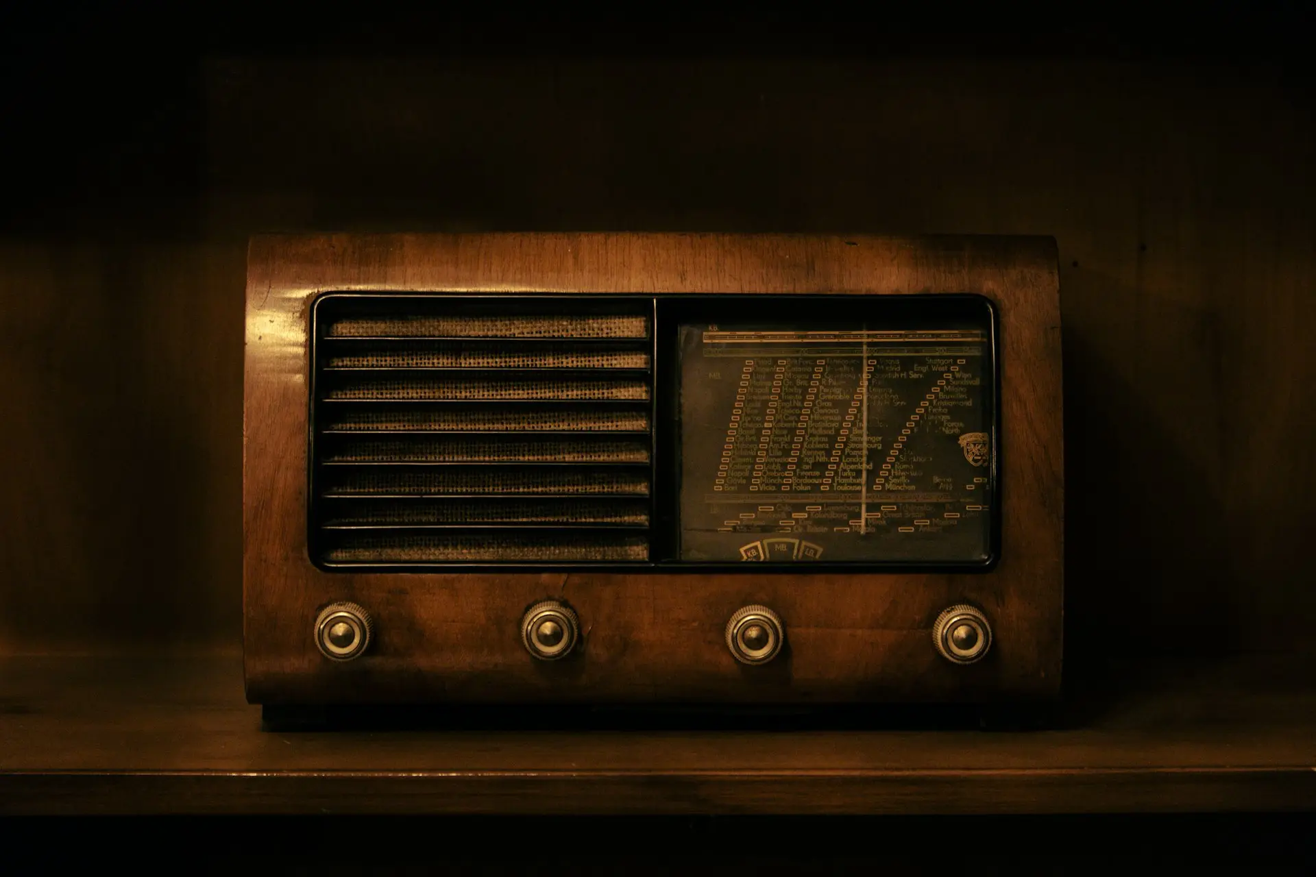 Altes Röhrenradio aus Holz auf einem Regal