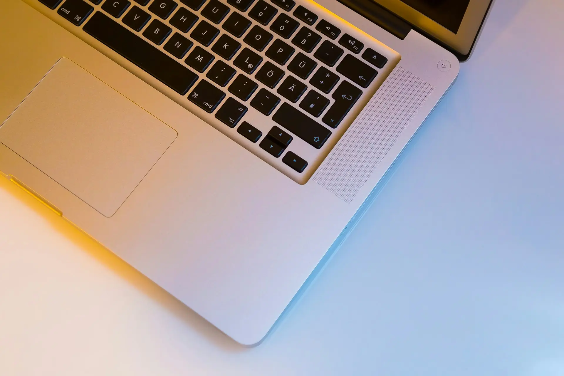 Laptop mit deutscher Tastatur auf einem hellen Tisch