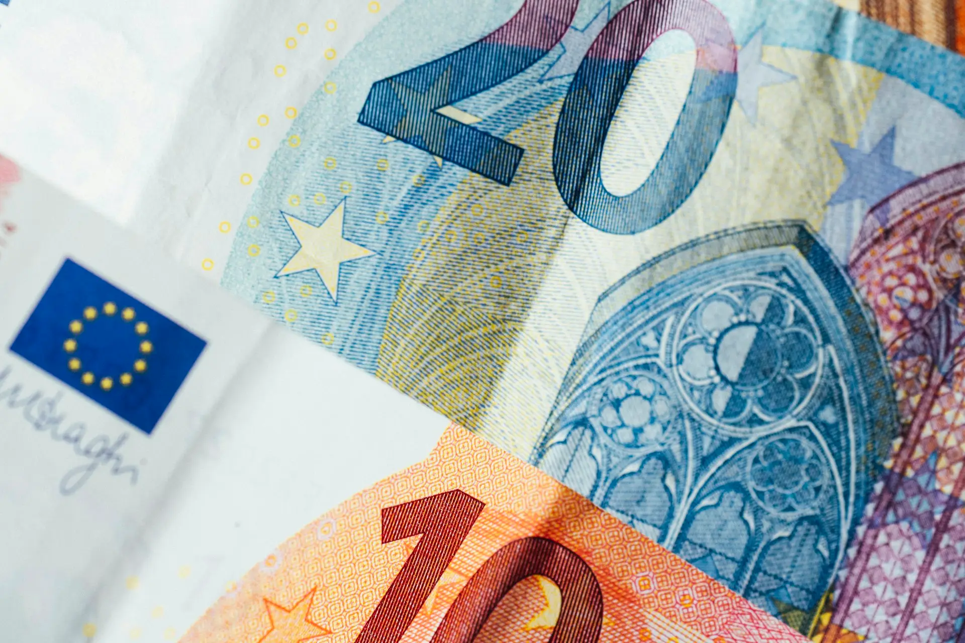 20-Euro-Schein auf einem Holztisch
