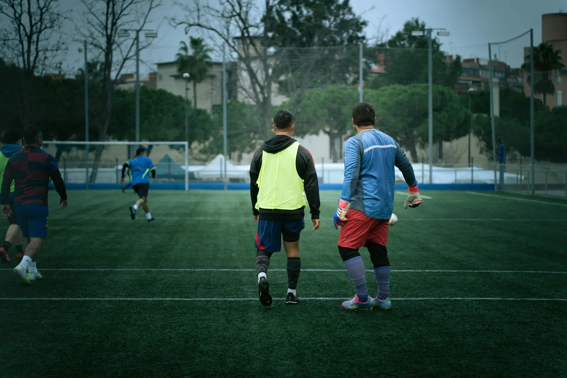 Spieler auf einem Fußballplatz beim gemeinsamen Training.