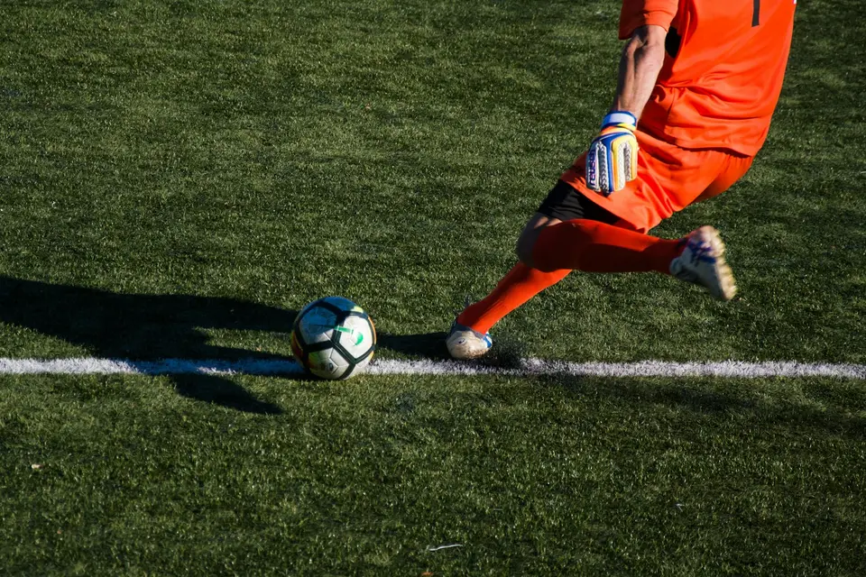 Torwart schießt den Ball vom Rasen ab