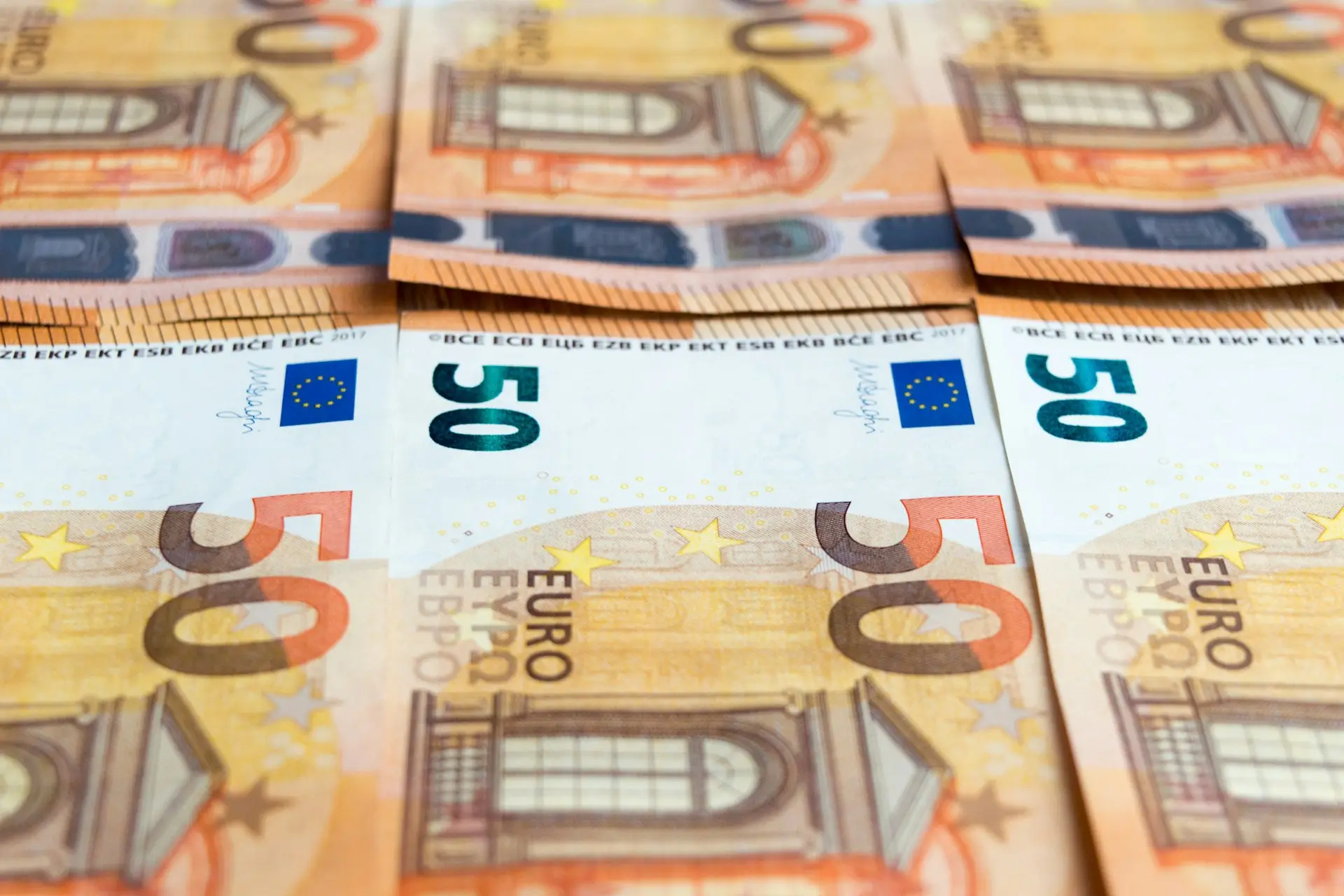 50-Euro-Schein auf einem Holztisch