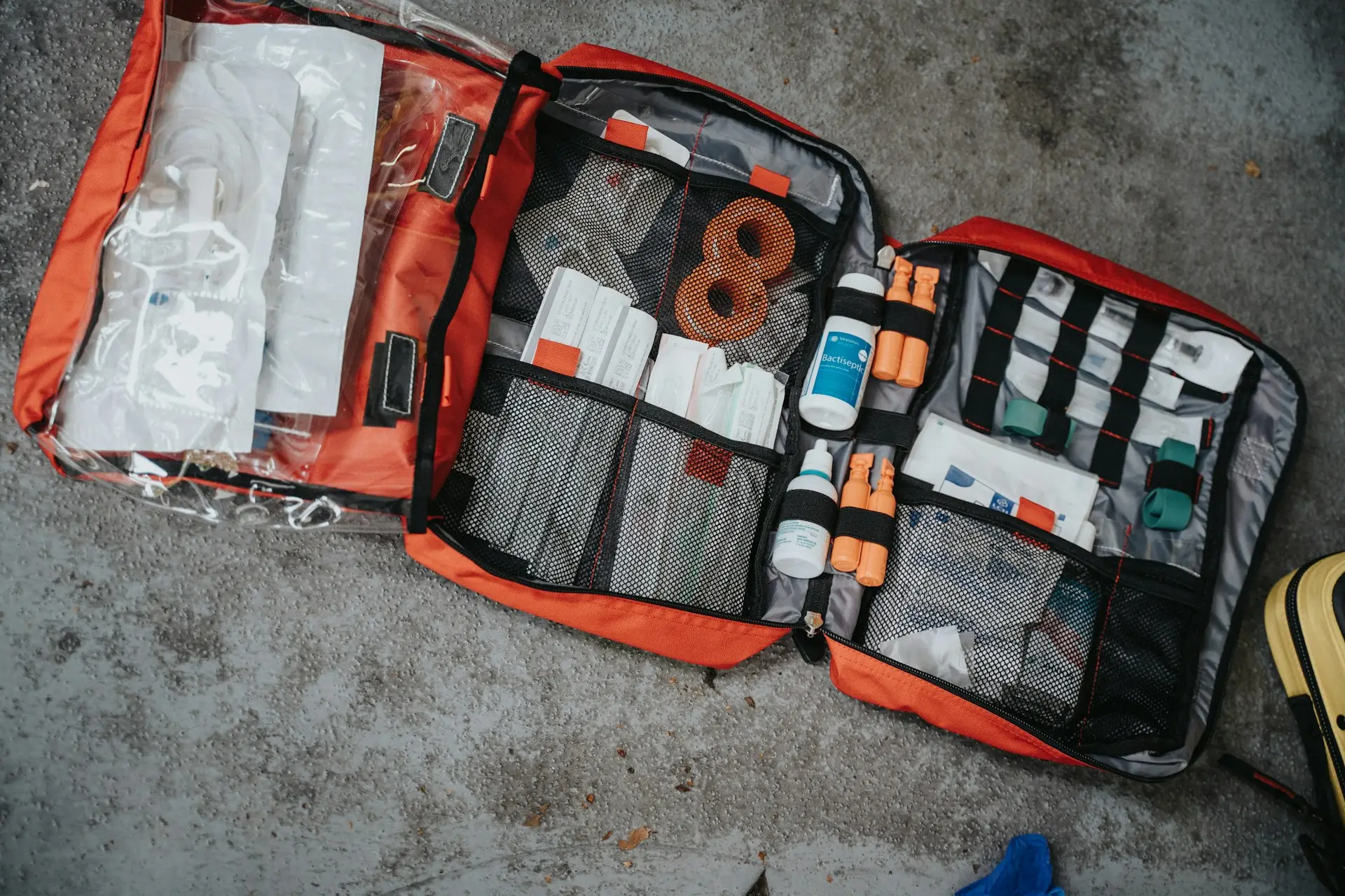 Geöffnete Notfalltasche mit Verbandsmaterial und Medikamenten