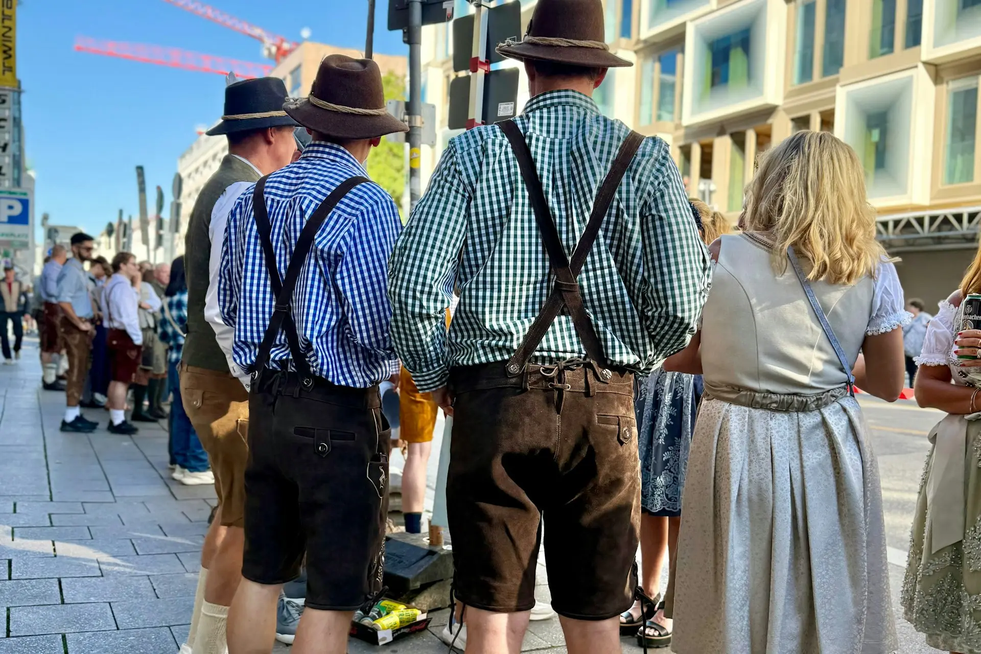 Menschen in Lederhosen und Dirndl bei einem Fest auf der Straße