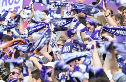 VfL Osnabrück fans waving scarves